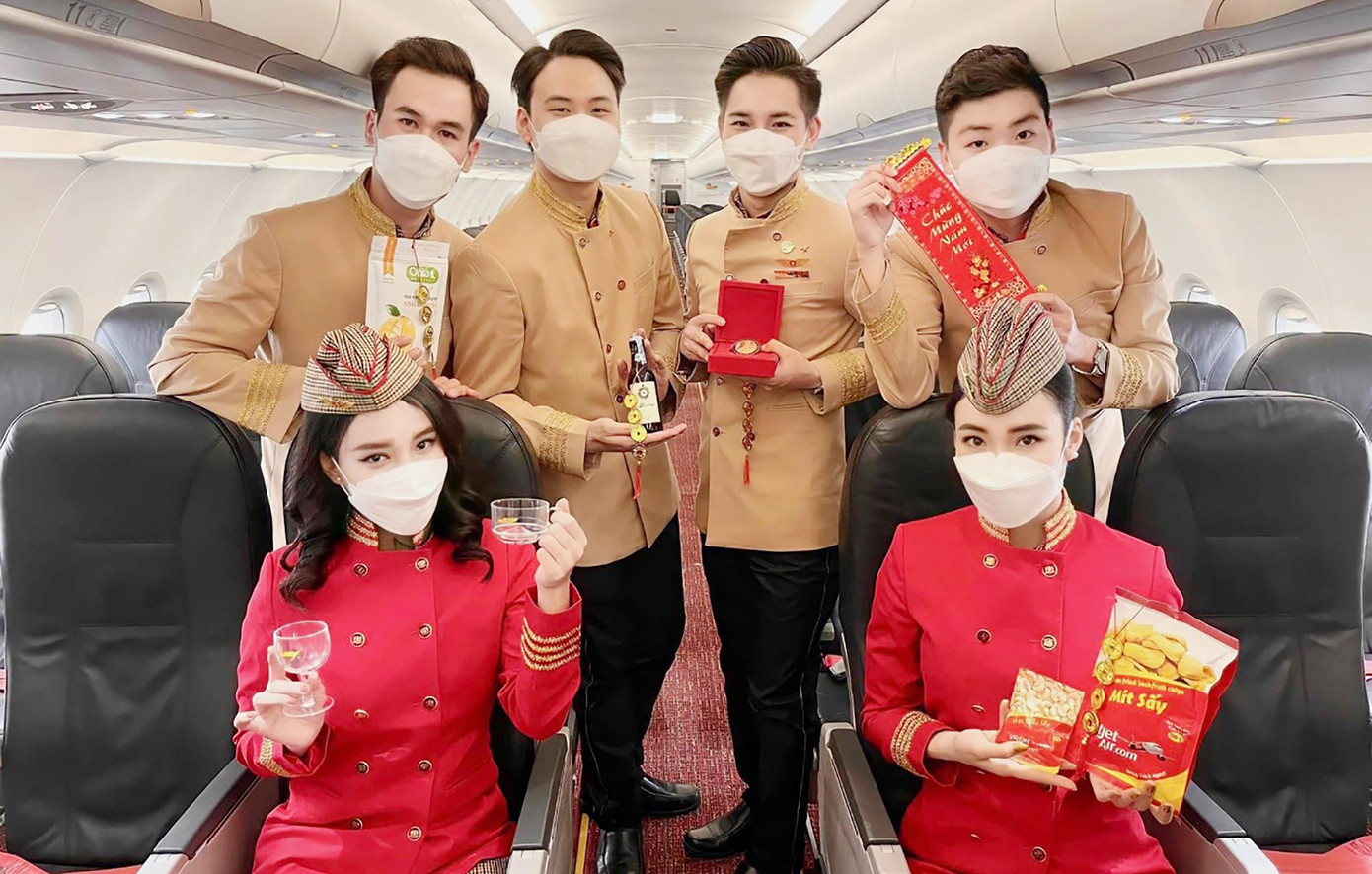 Tiếp viên trưởng Nguyễn Hữu Giáp và tiếp viên Lê Thanh Trà cùng các đồng nghiệp đón Tết sau chuyến bay từ Seoul về Hà Nội sáng mùng 1 Tết (ảnh: H.M) Tiếp viên trưởng Nguyễn Hữu Giáp và tiếp viên Lê Thanh Trà cùng các đồng nghiệp đón Tết sau chuyến bay từ Seoul về Hà Nội sáng mùng 1 Tết (ảnh: H.M)