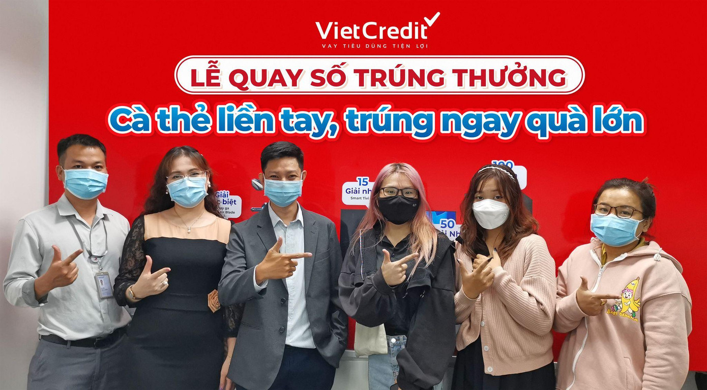 Đại diện VietCredit và khách hàng chụp hình lưu niệm trong buổi lễ quay số cuối cùng