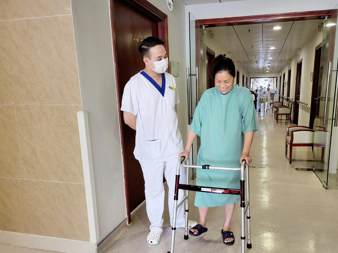 Bệnh nhân sau phẫu thuật khớp háng có thể tập đi lại sớm với trạng thái khỏe mạnh và tâm trạng tốt