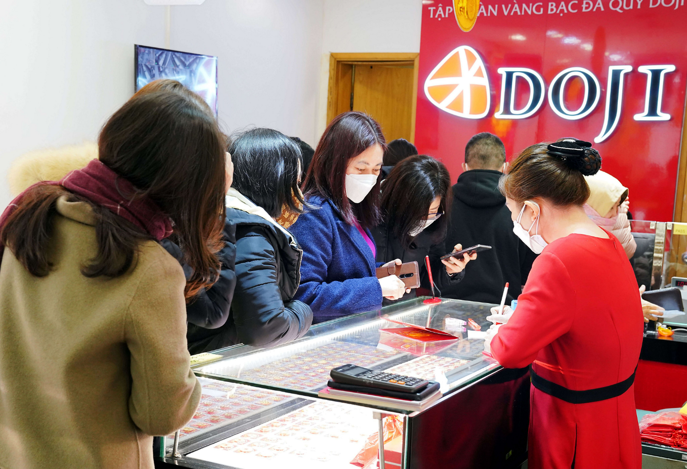 Không khí giao dịch tại Trung tâm VBTS DOJI – 37B Trần Nhân Tông, Hai Bà Trưng, Hà Nội