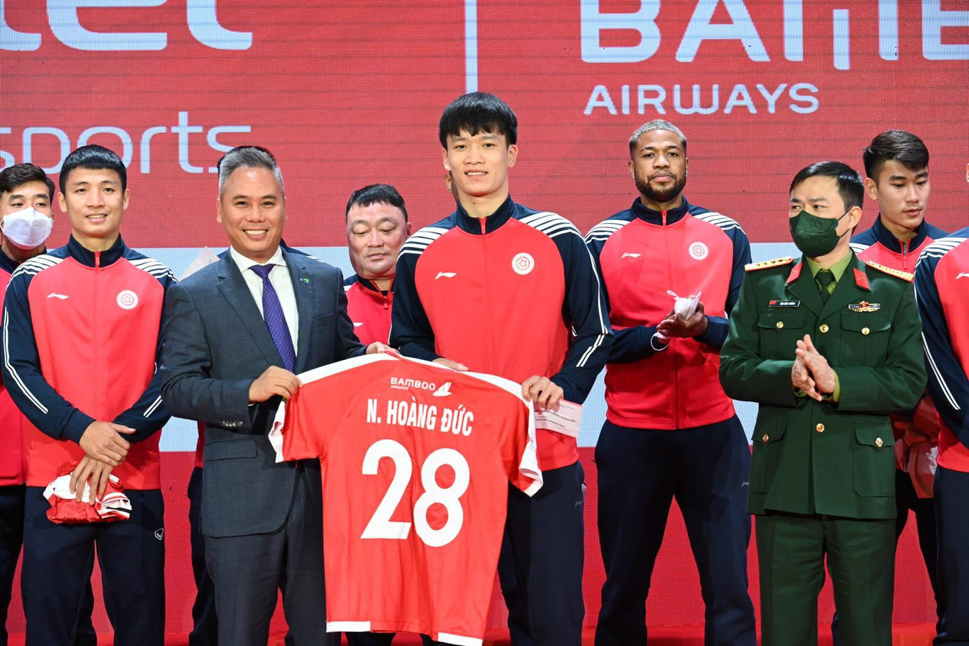 Tổng giám đốc Bamboo Airways Đặng Tất Thắng trao áo đấu cho Quả bóng vàng 2021 Nguyễn Hoàng Đức tại sự kiện Tổng giám đốc Bamboo Airways Đặng Tất Thắng trao áo đấu cho Quả bóng vàng 2021 Nguyễn Hoàng Đức tại sự kiện