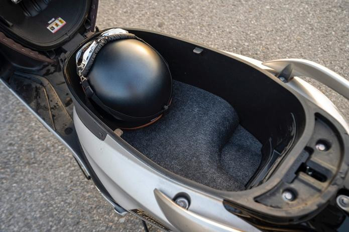 Nắp bình xăng bố trí bên ngoài cùng thể tích cốp rộng tới 37L là điểm khiến nhiều chị em yêu thích ở Yamaha Latte Nắp bình xăng bố trí bên ngoài cùng thể tích cốp rộng tới 37L là điểm khiến nhiều chị em yêu thích ở Yamaha Latte