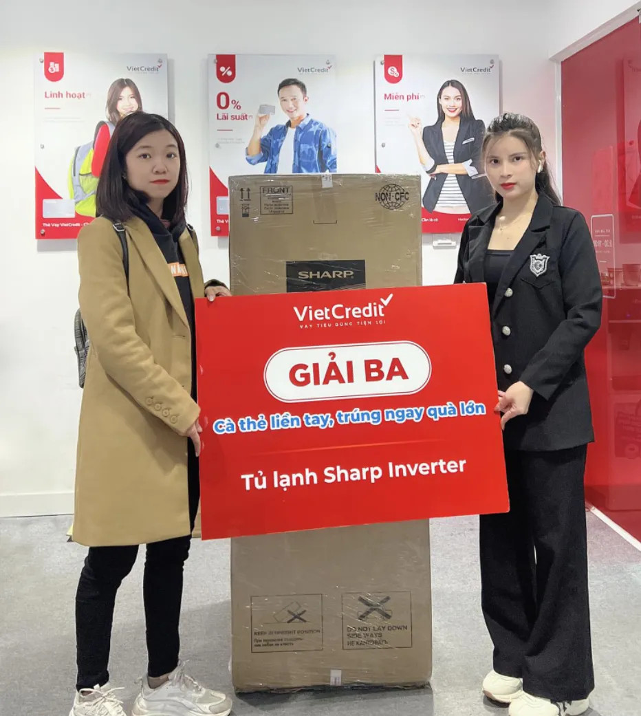 Đại diện VietCredit (bên phải) trao quà cho khách hàng (bên trái) trúng giải ba trong đợt quay số thứ 2