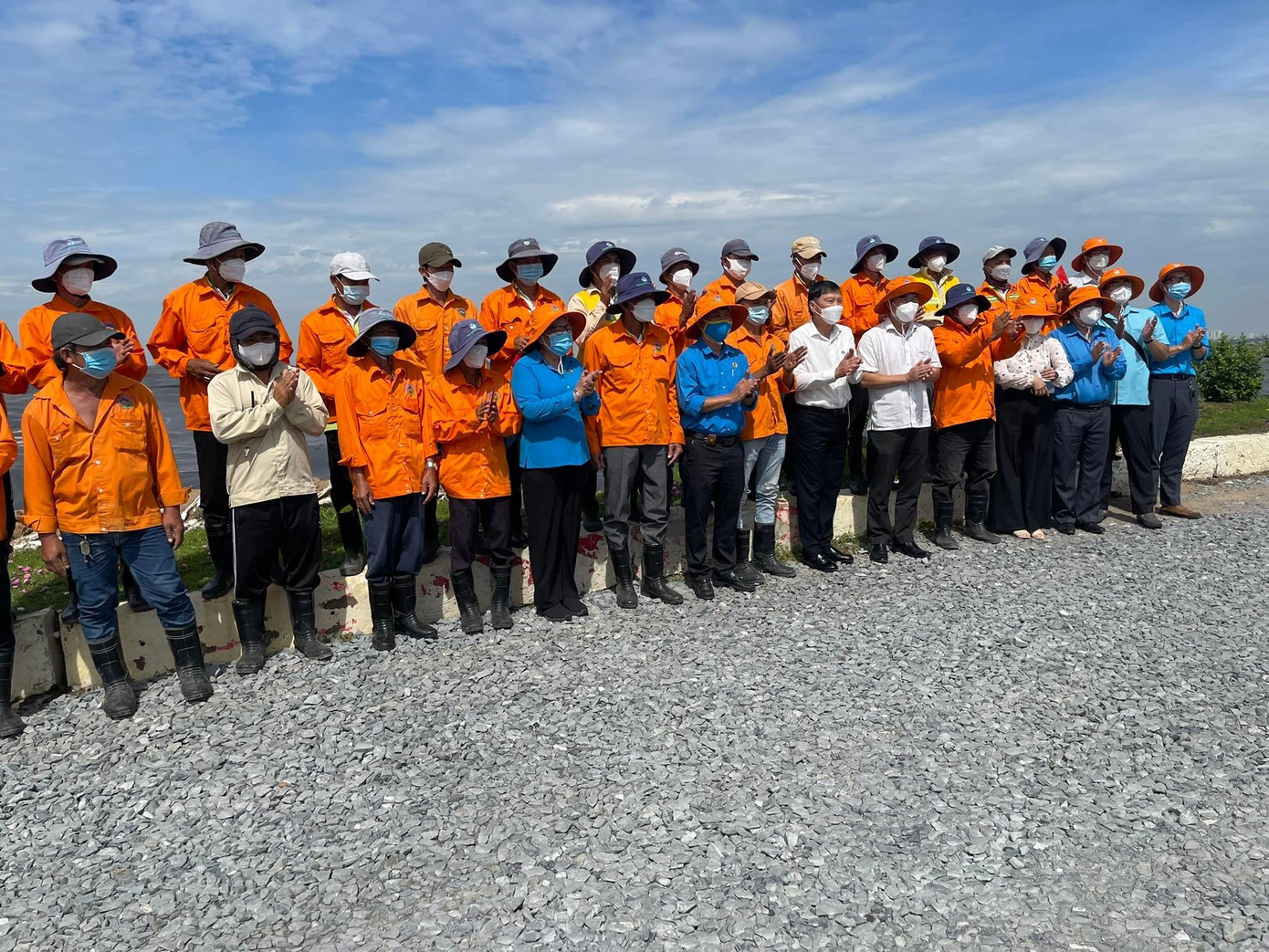 Đoàn LĐLĐ TPHCM chụp hình lưu niệm cùng Ban GĐ và công nhân VWS trên khu chôn lấp rác Đoàn LĐLĐ TPHCM chụp hình lưu niệm cùng Ban GĐ và công nhân VWS trên khu chôn lấp rác