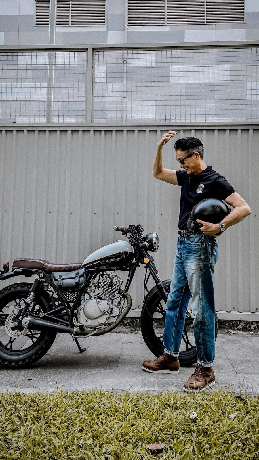 Set đồ năng động cùng áo Polo và quần jeans là công thức dễ dàng thực hiện Set đồ năng động cùng áo Polo và quần jeans là công thức dễ dàng thực hiện