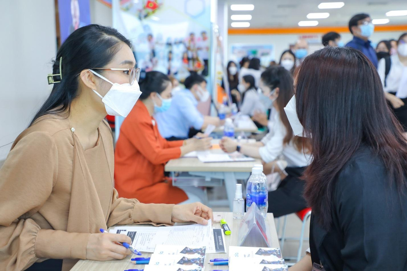 Sinh viên tự tin thể hiện bản thân trước các nhà tuyển dụng