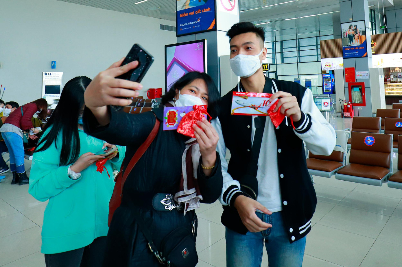 Hai hành khách chụp ảnh với quà mừng tuổi của Vietjet trong ngày đầu năm mới tại sân bay Nội Bài (ảnh: Đức Minh) Hai hành khách chụp ảnh với quà mừng tuổi của Vietjet trong ngày đầu năm mới tại sân bay Nội Bài (ảnh: Đức Minh)