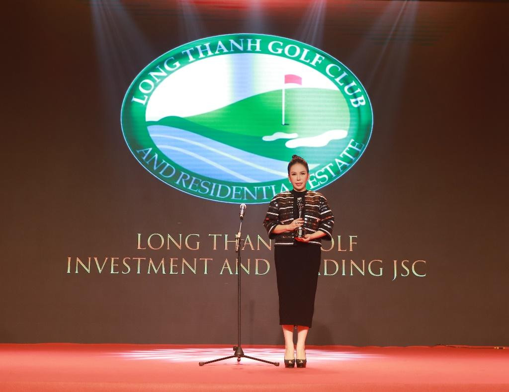 Bà Lê Nữ Thùy Dương - Phó Chủ tịch Hội đồng quản trị Công Ty CP Đầu tư &amp; Kinh doanh Golf Long Thành tại HR Asia Awards.