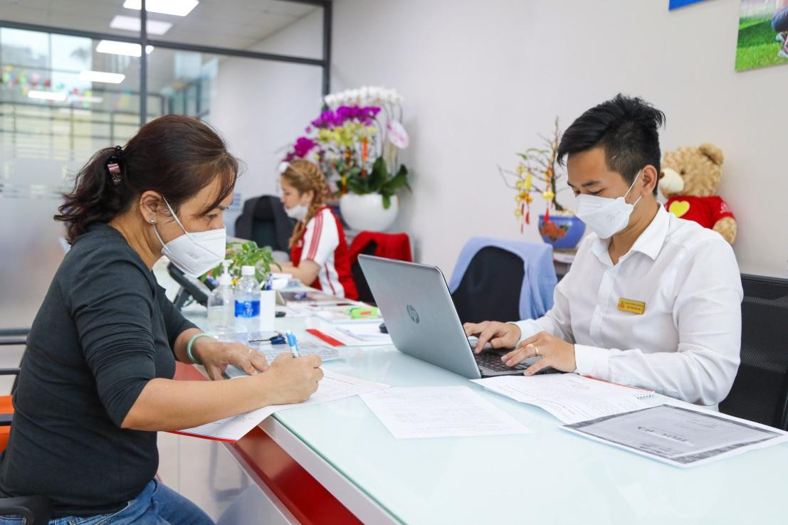 Thí sinh và phụ huynh có mặt sớm tại UEF để nộp hồ sơ xét tuyển học bạ đợt đầu tiên