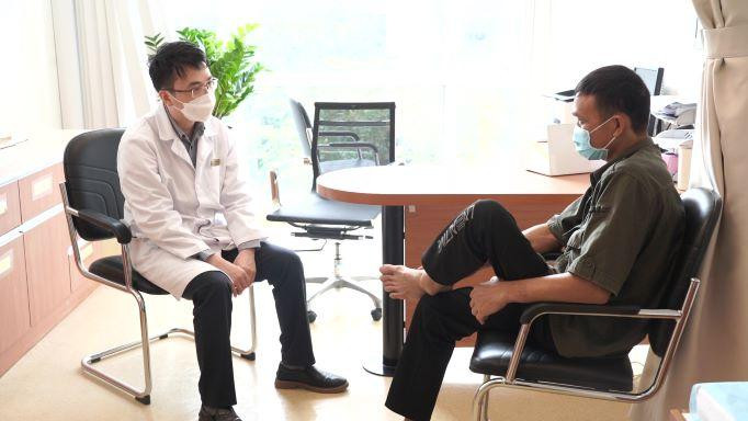 Sau 3 năm trời chung sống với những cơn đau dai dẳng, thậm chí không thể đi lại, lần đầu tiên anh Q. có thể bước đi và ngồi vắt chân mà không đau, một việc tưởng như đơn giản với nhiều người, sau khi thay khớp háng 2 bên tại Vinmec