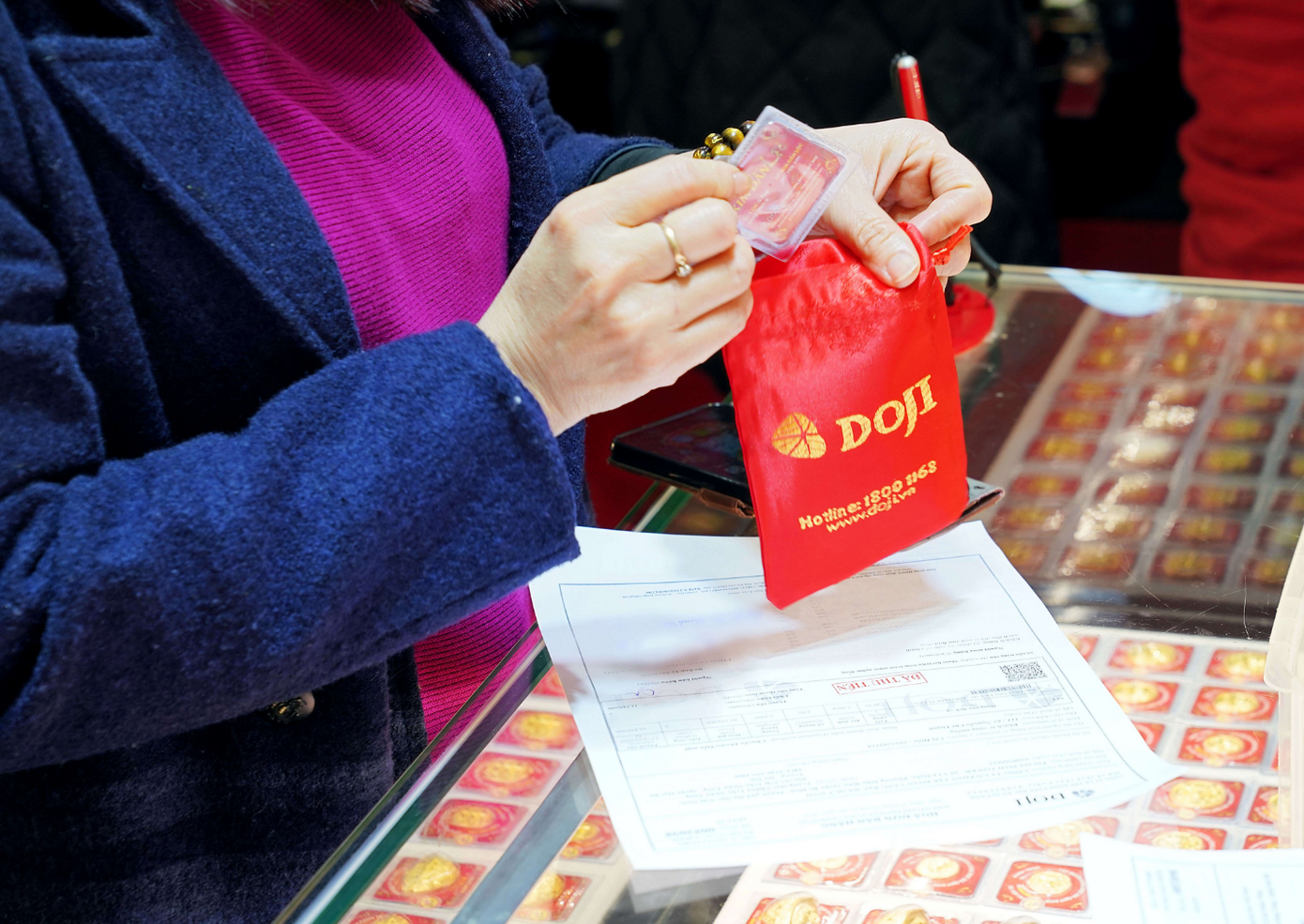 Nhiều người mua từ sớm để tránh cảnh đông đúc vào ngày Mùng 10.