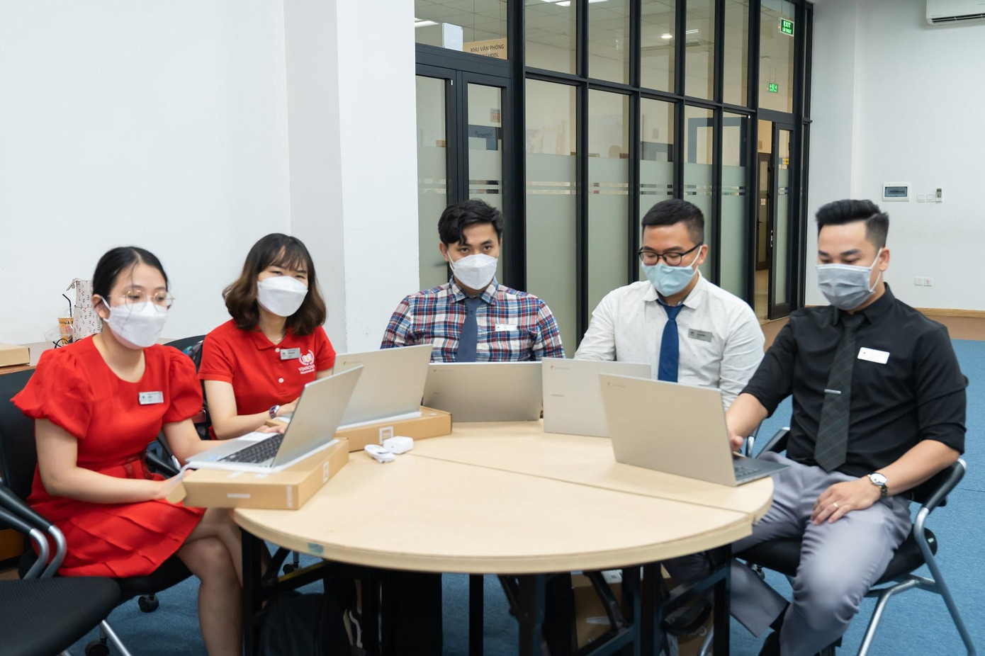 Trong quá trình thí điểm, các thầy cô giáo sẽ được công ty AI Education đào tạo để làm quen và biết cách sử dụng bộ công cụ của Google trong giảng dạy Trong quá trình thí điểm, các thầy cô giáo sẽ được công ty AI Education đào tạo để làm quen và biết cách sử dụng bộ công cụ của Google trong giảng dạy