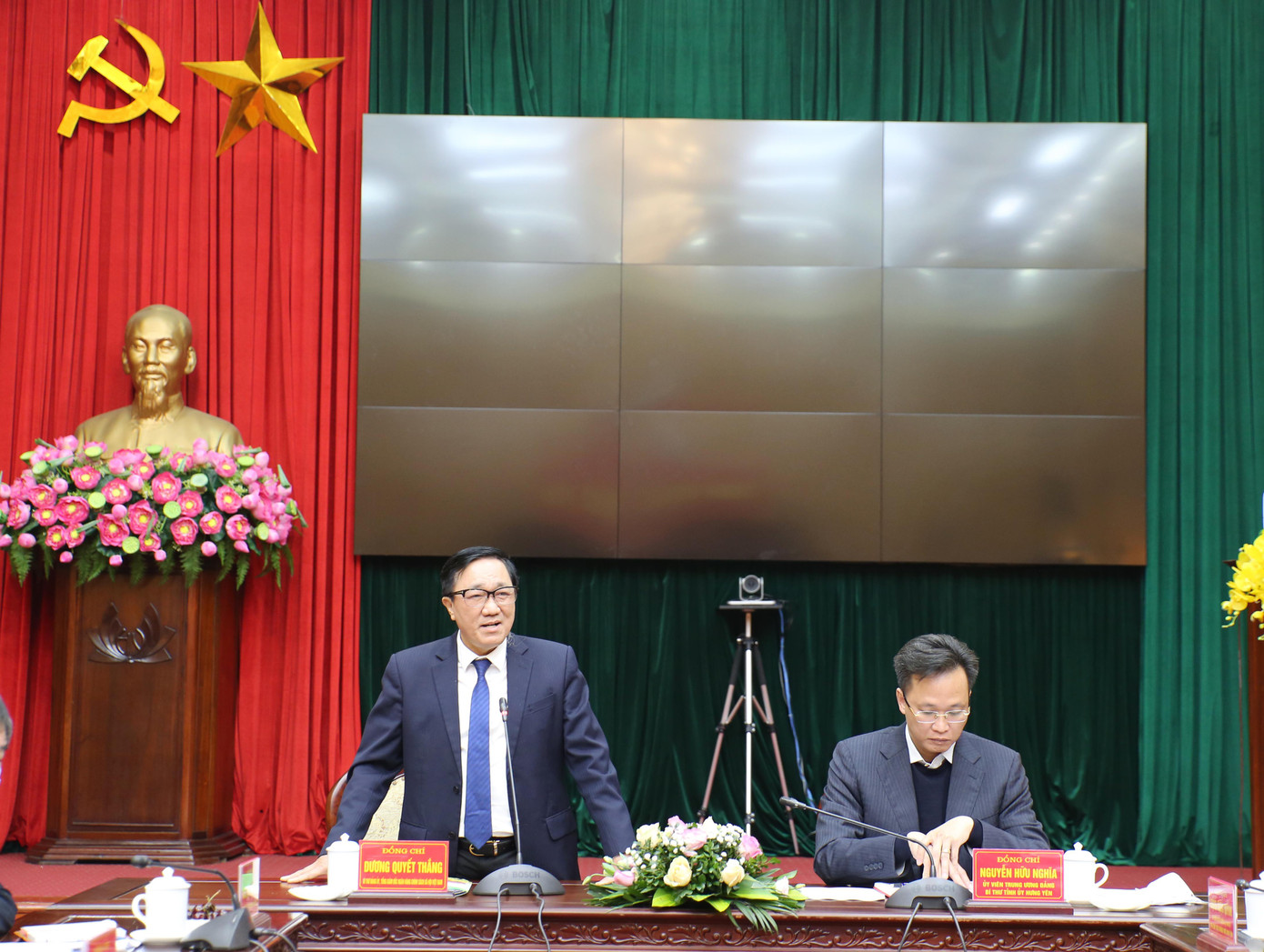 Tổng Giám đốc NHCSXH Dương Quyết Thắng phát biểu tại buổi làm việc với Tỉnh ủy Hưng Yên