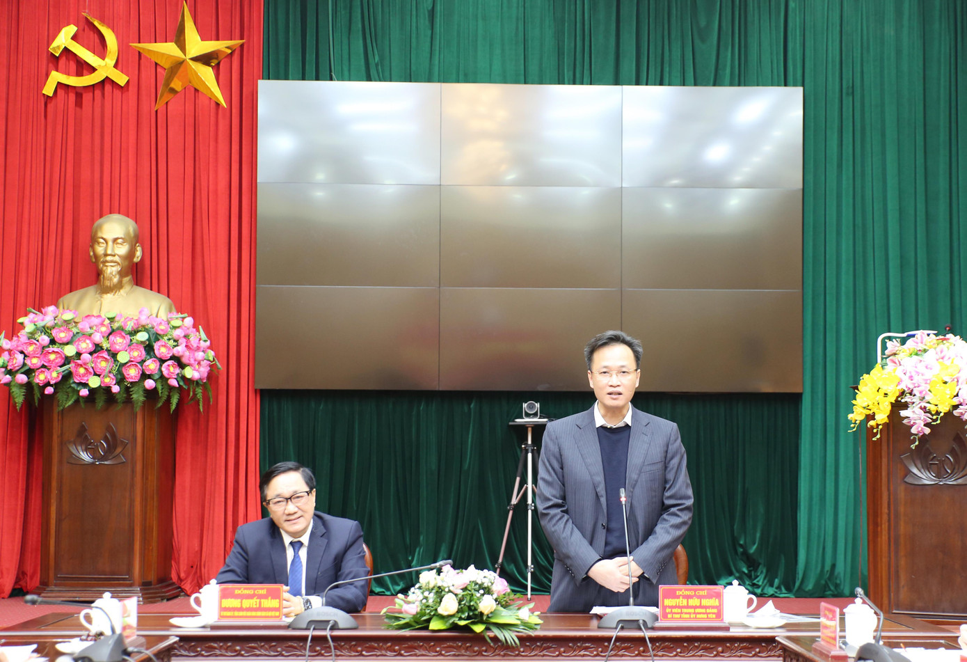 Bí thư Tỉnh ủy Hưng Yên Nguyễn Hữu Nghĩa phát biểu tại buổi làm việc với Đoàn công tác NHCSXH