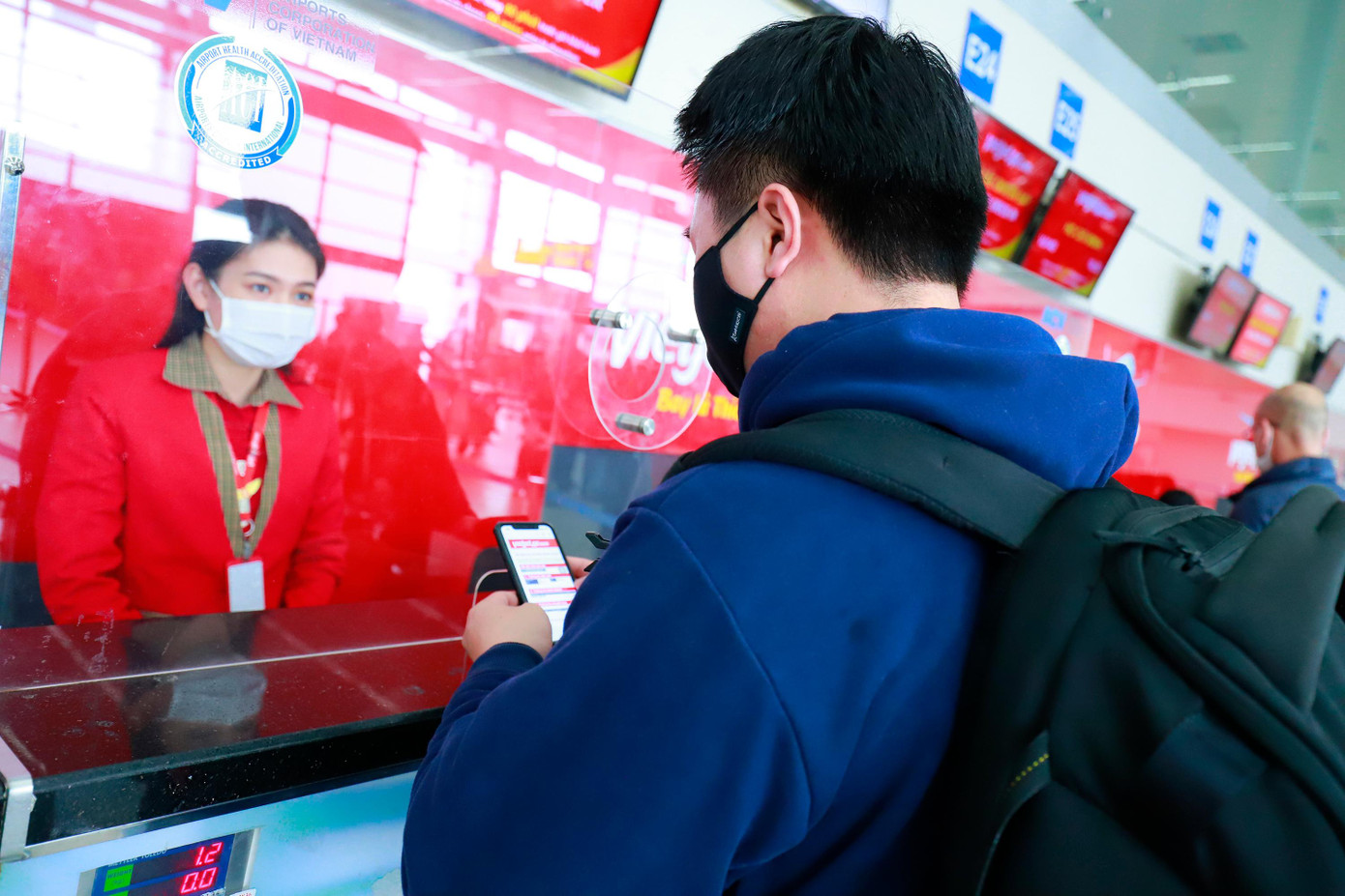 Một hành khách làm thủ tục bay sau tết (ảnh: Đức Minh)