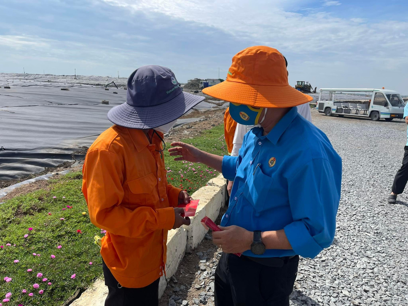 Ông Trần Đoàn Trung - Phó CT Thường trực LĐLĐ TPHCM lì xì cho công nhân VWS trên Khu chôn lấp rác Ông Trần Đoàn Trung - Phó CT Thường trực LĐLĐ TPHCM lì xì cho công nhân VWS trên Khu chôn lấp rác