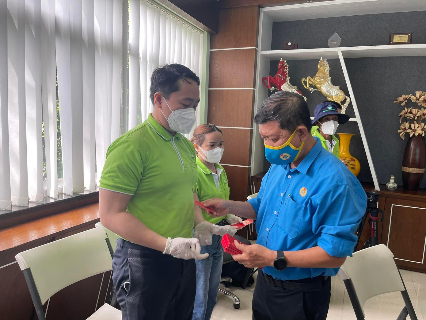 Ông Trần Đoàn Trung - Phó CT Thường trực LĐLĐ TPHCM lì xì cho kỹ sư VWS Ông Trần Đoàn Trung - Phó CT Thường trực LĐLĐ TPHCM lì xì cho kỹ sư VWS