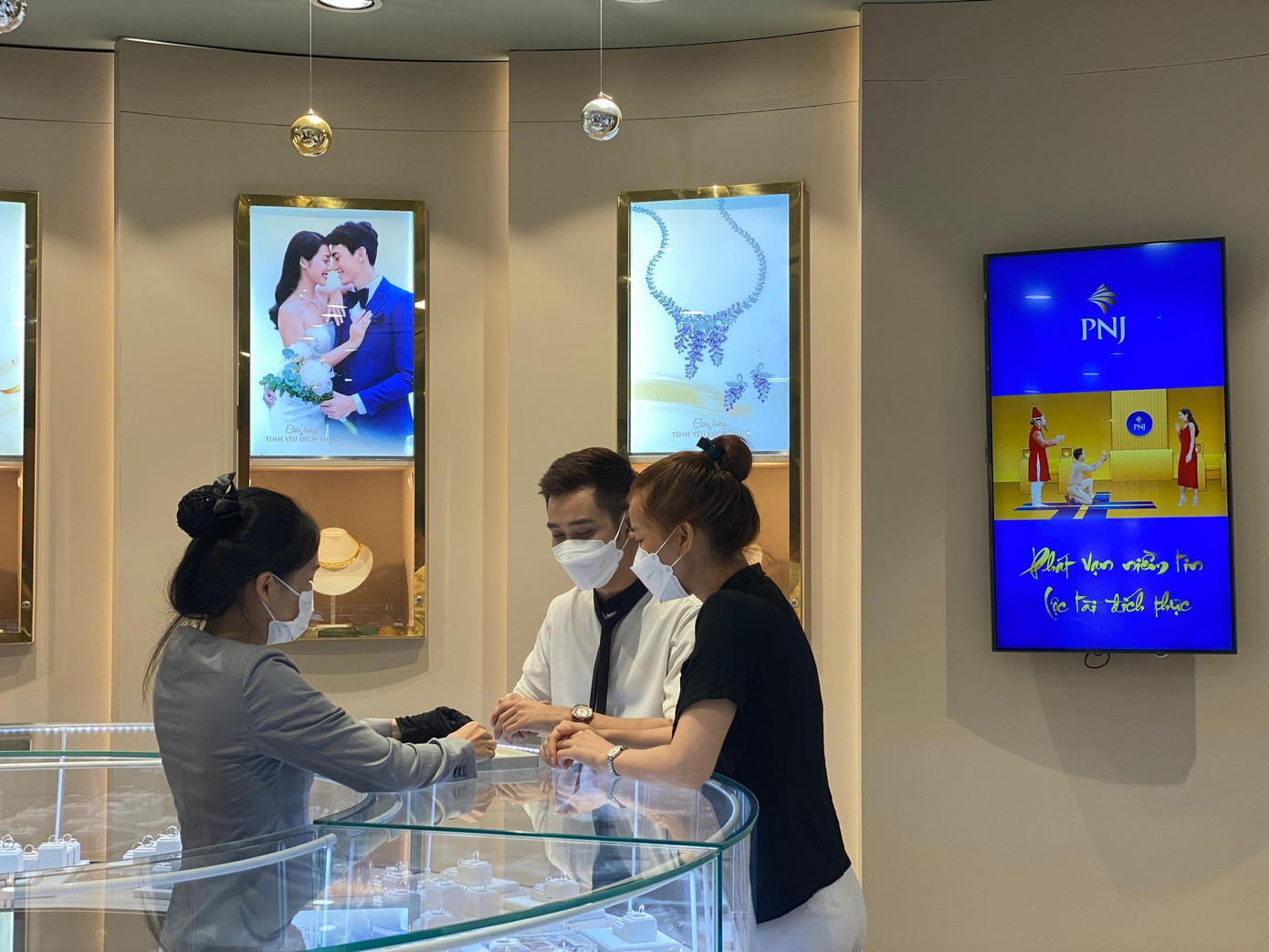 Sau giai đoạn yêu xa, cứ gặp nhau là …Valentine