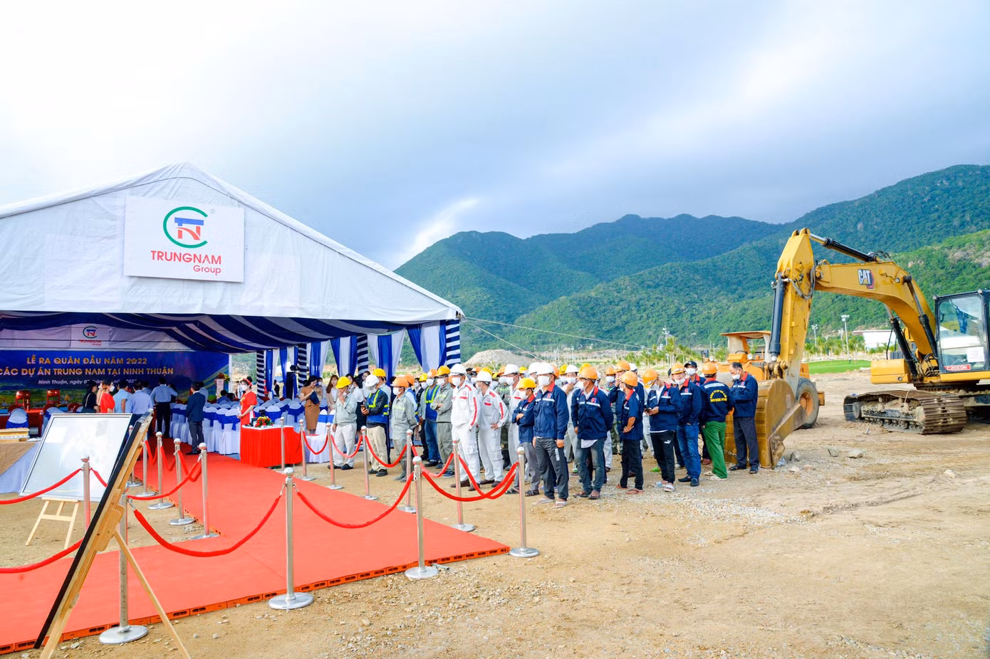 Cán bộ công nhân viên làm thủ tục tại buổi lễ