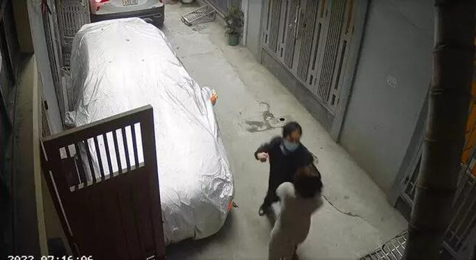 Ông Vũ Văn Thắng, Phó vụ trưởng Vụ Kế hoạch - Tài chính, Tổng cục Địa chất và Khoáng sản Việt Nam, đã bị kỷ luật khiển trách khi "vung tay" vào mặt người phụ nữ hàng xóm vì chỗ đỗ ôtô tại nơi cư trú Kỷ luật vụ phó vung tay vào mặt người phụ nữ hàng xóm - Ảnh 1.