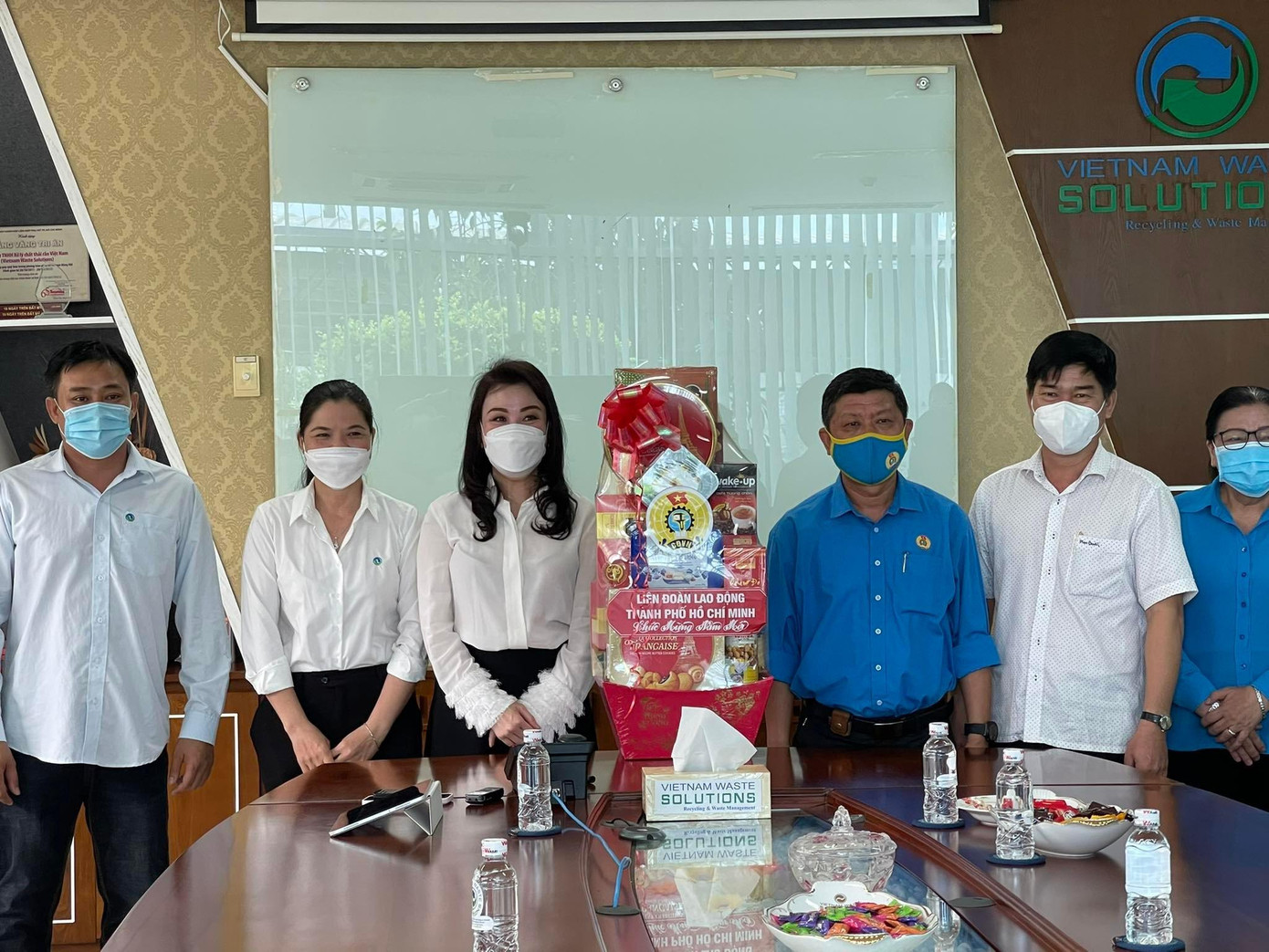 Lãnh đạo LĐLĐ TPHCM tặng quà cho Ban GĐ và Đại diện Công Đoàn VWS Lãnh đạo LĐLĐ TPHCM tặng quà cho Ban GĐ và Đại diện Công Đoàn VWS