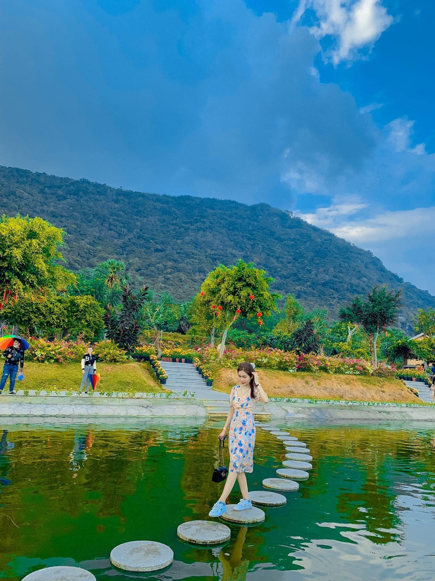 Tự do soi dáng trong chiều