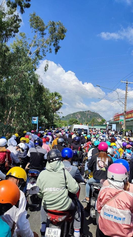 Dày đặc dòng người vào KDL ĐMT