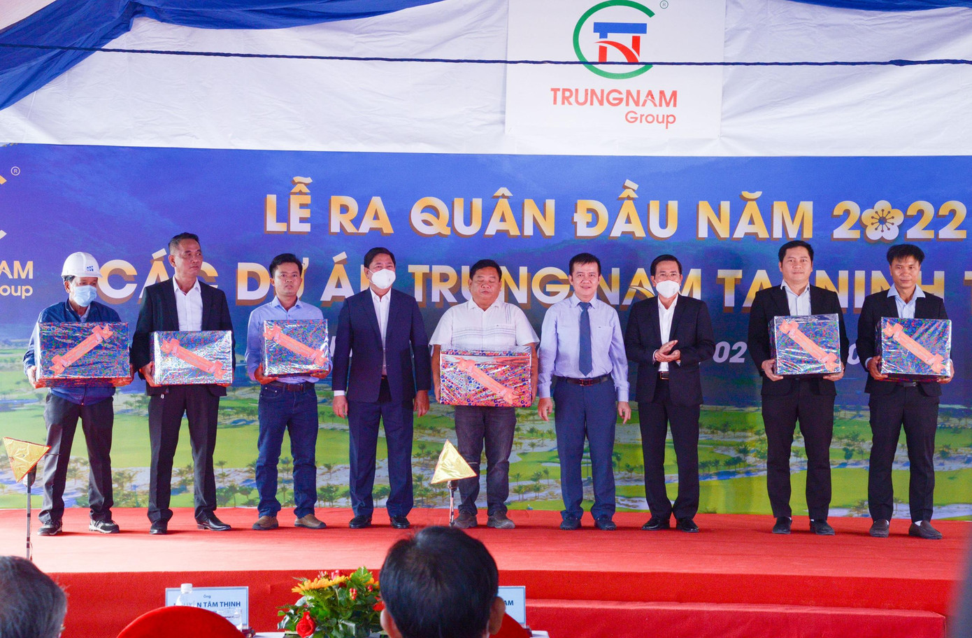 Ông Nguyễn Tâm Thịnh - Chủ tịch HĐQT Trungnam Group tặng quà cho các đối tác - Nhà thầu - CBNV nhân dịp Lễ ra quân