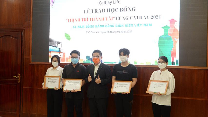 Công ty TNHH Bảo hiểm nhân thọ Cathay VN chi nhánh tỉnh Bình Dương trao tặng học bổng “Thịnh Trí Thành Tài cùng Cathay” cho sinh viên ngành Ngôn ngữ Trung Quốc.- Trường ĐH Thủ Dầu Một