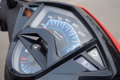 Mặt đồng hồ thiết kế cầu kỳ góc cạnh, khá nam tính