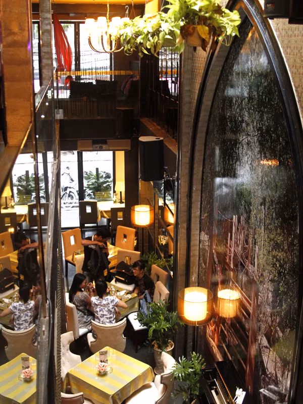 Cảm giác thoải mái với khoảng không được trang trí đèn, chậu cây xanh