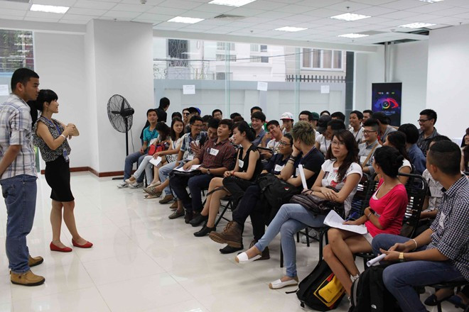 Với format độc đáo khi tìm kiếm 12 con người xa lạ vào để sinh sống với nhau như một gia đình, theo đạo diễn Nguyễn Quang Dũng “12 con người sẽ là đại diện cho nhiều độ tuổi, nghề nghiệp, cá tính và cả giới tính khác nhau, họ có thể là bất cứ ai trong những người bình thường ngoài kia, không cần một tài năng đặc biệt nào cả, chỉ cần có những cá tính riêng đủ để thu hút và đại diện cho nhiều khía cạnh khác nhau trong cuộc sống. Họ cũng không phải một chuẩn mực của cái đẹp, điều tốt hay sự hoàn hảo gì cả, nhưng chính sự thân thuộc và gần gũi sẽ khiến câu chuyện của 12 con người này trở nên thực tế và dễ đồng cảm hơn, khán giả sẽ dễ dàng nhìn thấy mình trong đó để thấm thía những bài học giá trị cho cuộc sống của mình