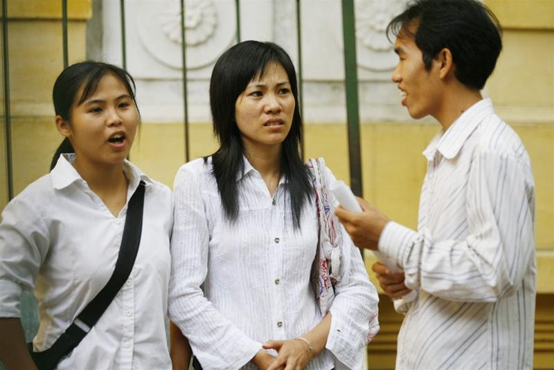 Ba thí sinh tới muộn được xếp ngồi thi... riêng một phòng Đến giờ thi rồi mà vẫn còn ngơ ngác đi tìm tên mình và phòng thi! Không ít thí sinh trong giờ thi chẳng biết làm gì hơn là... nằm gục trên bàn. Hình ảnh ghi được trong giờ thi môn Lý... ... và trong giờ thi môn Văn Hoặc ngồi... "bó tay" Còn có phòng thi thì vắng ngắt Thanh tra Sở đi kiểm tra các phòng thi Và rồi ngày thi đầu tiên cũng đã kết thúc...