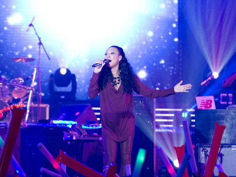 Trong đêm nhạc, Monica đã thể hiện một liên khúc các ca khúc của thần tượng Whitney Houston