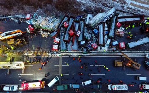 BẢN TIN ATGT: 56 xe đâm nhau liên hoàn trên cao tốc, 17 người chết ảnh 6