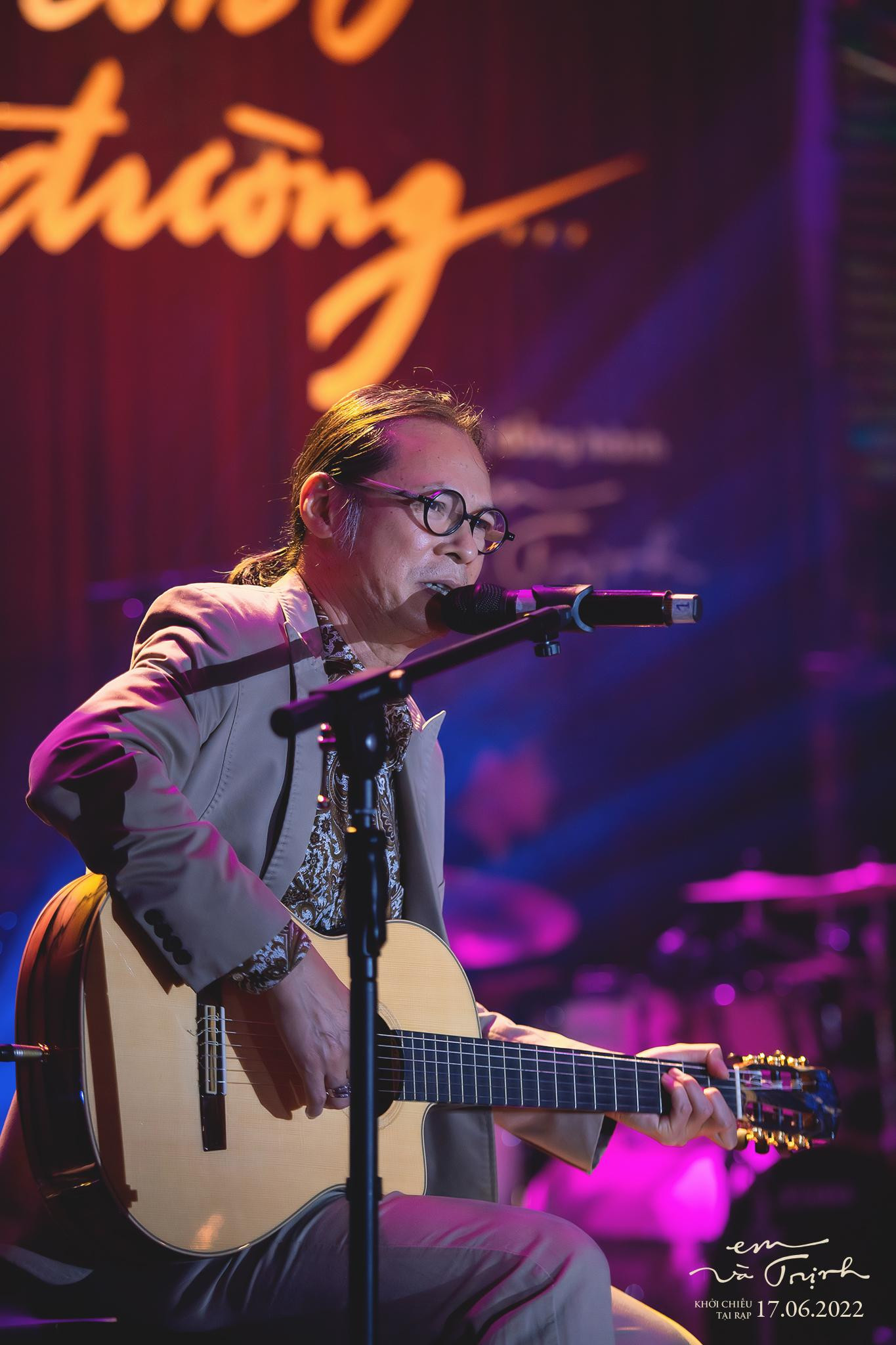 Trần Lực hát "Hãy yêu nhau đi".