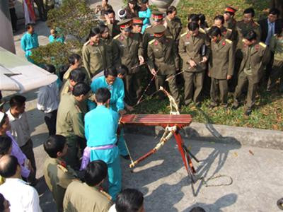 Bắn thực nghiệm mũi tên và “nỏ thần” Cổ Loa tại Hà Nội. Ảnh: Bảo tàng Lịch sử Quân sự VN Bắn thực nghiệm mũi tên và “nỏ thần” Cổ Loa tại Hà Nội. Ảnh: Bảo tàng Lịch sử Quân sự VN