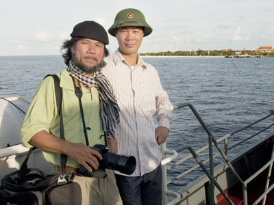 Phóng viên Đỗ Sơn (phải) trong chuyến ra Trường Sa. Phóng viên Đỗ Sơn (phải) trong chuyến ra Trường Sa