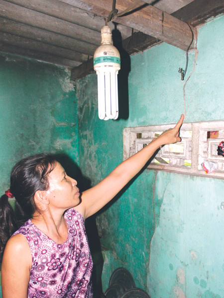 Nhà dân xuất hiện vết nứt sau các đợt rung chấn. Ảnh: Nguyễn Thành 