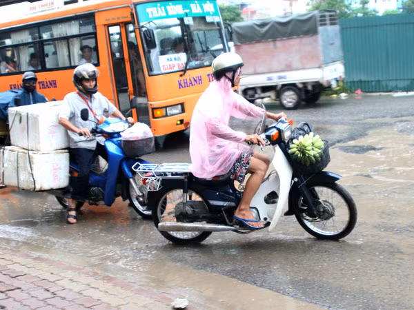 Xe máy lảo đảo mỗi khi đi qua đoạn đường này. Ảnh: Minh Đức