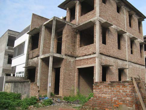 Xung quanh khu vực Trung tâm hội nghị quốc gia hiện có khá nhiều biệt thự bị bỏ hoang. Xung quanh khu vực Trung tâm hội nghị quốc gia hiện có khá nhiều biệt thự bị bỏ hoang