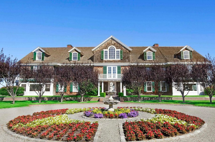 Mặt trước của ngôi biệt thự xinh đẹp...