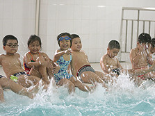 Giờ học bơi của HS lớp 2 trường TH Nguyễn Văn Trỗi (Q.4, TP.HCM). Ảnh: Đ.N.T (Thanh Niên)