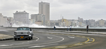 Chiếc Chevy đời cuối thập niên 50 thong thả dạo quanh bờ biển Havana vào ngày 16/12/2008