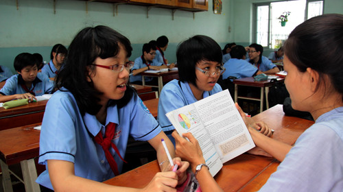 Truy bài cuối giờ học của học sinh lớp 9/1 Trường THCS Bạch Đằng, Q.3, TP.HCM chiều 27-9 - Ảnh: Như Hùng