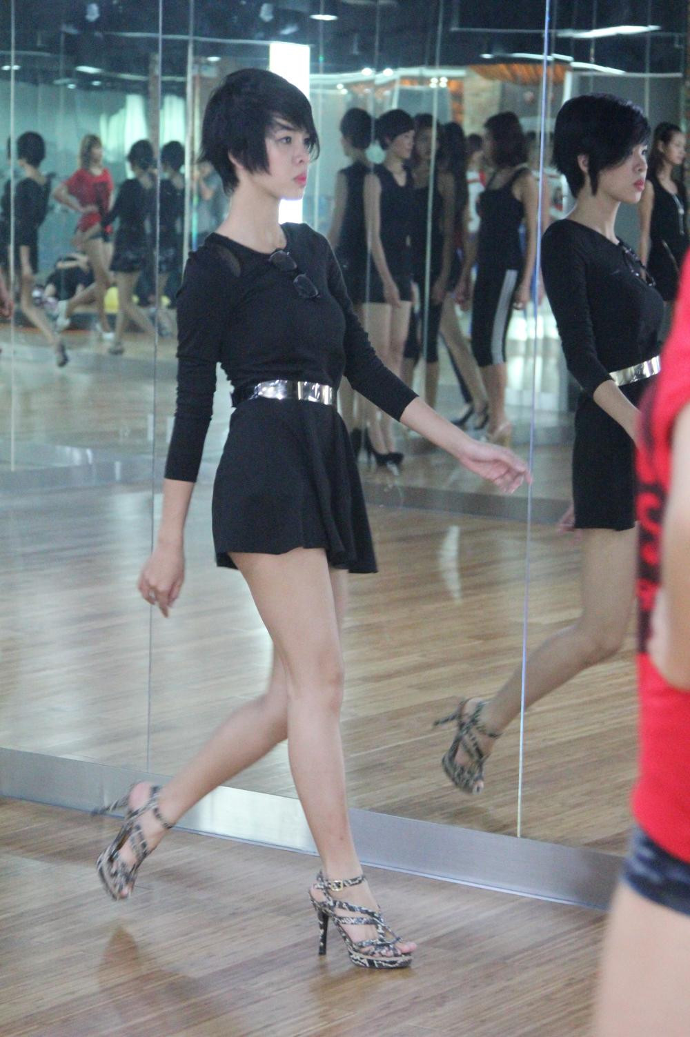 Kim Tuyền ấn tượng và cá tính ngay cả lúc tập luyện. Kim Tuyền ấn tượng và cá tính ngay cả lúc tập luyện