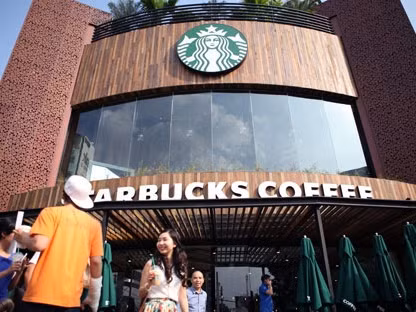 Bên ngoài cửa hiệu Starbucks đầu tiên ở Việt Nam. Ảnh: Huy Đức - Quốc Huy. Bên ngoài cửa hiệu Starbucks đầu tiên ở Việt Nam. Ảnh: Huy Đức - Quốc Huy