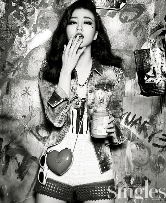 Go Jun Hee khoe chân dài miên man cùng những đường cong nữ tính trên Esquire Korea. Park Ha Sun hiện đại, cá tính và đầy sức hút với những gam màu thời trang.