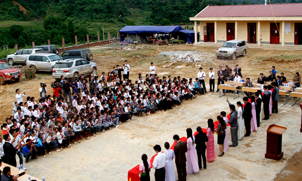 Học sinh bán trú ăn luôn ở trường. Vừa chuẩn bị bữa ăn cho các em học sinh, cô giáo Phạm Thị Hiền cho biết: các em mỗi tháng được trợ cấp 420 ngàn đồng tiền ăn. Mỗi bữa sẽ có hai giáo viên và hai em học sinh chuẩn bị bữa ăn cho mọi người