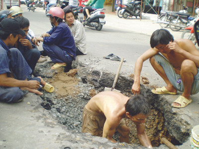 Hố tử thần xuất hiện trên đường Hai Bà Trưng cuối tháng 10-2010